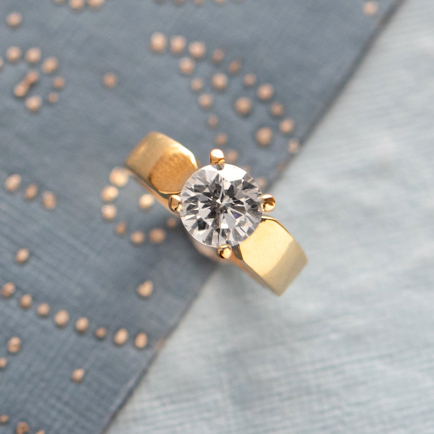 solitaire-engagement-ring-2ct-cubic-zirconia-gold-band