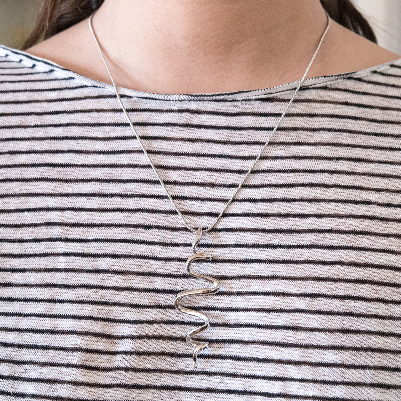 silver-pendant-swirl-chain-necklace
