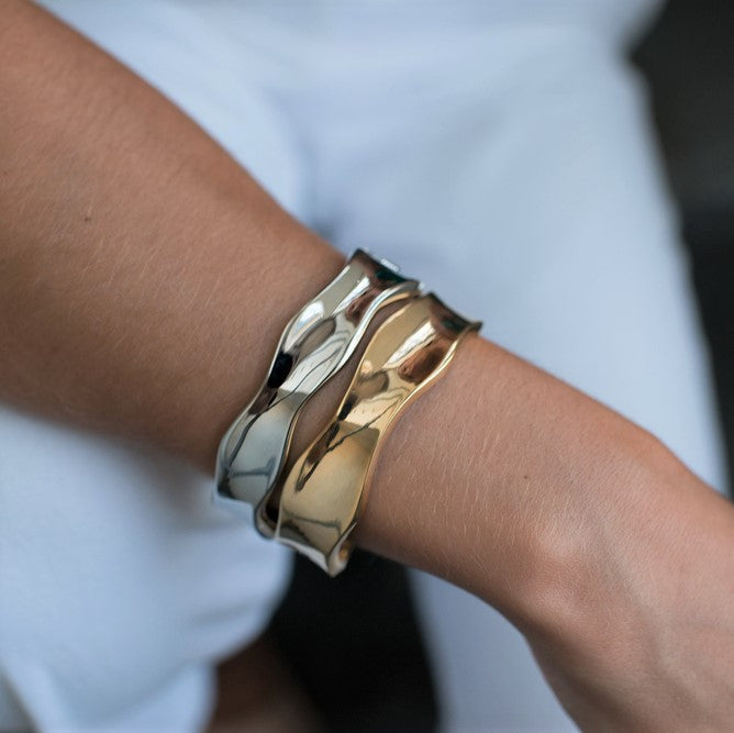 Modern Wavy Gold Tone Hinged Bangle Bracelet with Flowing Design